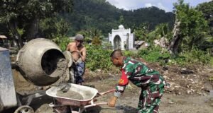 Wujud Kemanunggalan TNI dan Rakyat, Babinsa Bantu Pengecoran Pondasi Rumah Warga