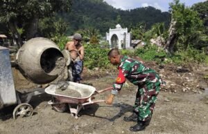 Wujud Kemanunggalan TNI dan Rakyat, Babinsa Bantu Pengecoran Pondasi Rumah Warga