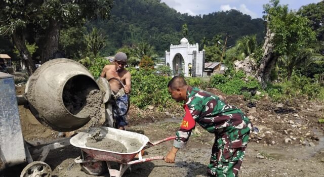 Wujud Kemanunggalan TNI dan Rakyat, Babinsa Bantu Pengecoran Pondasi Rumah Warga