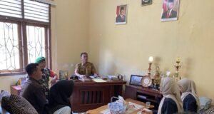 Babinsa Koramil 02/Sukakarya Dampingi Pendataan Penduduk oleh BPS di Gampong Batee Shoek