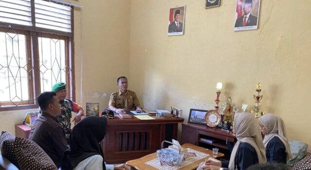 Babinsa Koramil 02/Sukakarya Dampingi Pendataan Penduduk oleh BPS di Gampong Batee Shoek