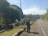 Semangat Kebersamaan, Babinsa Koramil 01/Sukajaya Bersama Warga Bersihkan Jalan Gampong