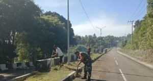 Semangat Kebersamaan, Babinsa Koramil 01/Sukajaya Bersama Warga Bersihkan Jalan Gampong