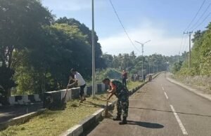 Semangat Kebersamaan, Babinsa Koramil 01/Sukajaya Bersama Warga Bersihkan Jalan Gampong