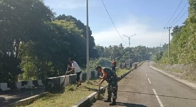 Semangat Kebersamaan, Babinsa Koramil 01/Sukajaya Bersama Warga Bersihkan Jalan Gampong