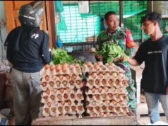 Turun ke Pasar, Babinsa Kuta Barat Cek Harga Sayuran dan Ketersediaan Kebutuhan Pokok Lainnya