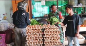 Turun ke Pasar, Babinsa Kuta Barat Cek Harga Sayuran dan Ketersediaan Kebutuhan Pokok Lainnya