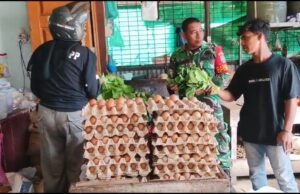 Turun ke Pasar, Babinsa Kuta Barat Cek Harga Sayuran dan Ketersediaan Kebutuhan Pokok Lainnya