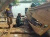 Babinsa Krueng Raya Gotong Royong Perbaiki Bot Nelayan, Wujud Kepedulian TNI kepada Masyarakat Pesisir