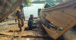 Babinsa Krueng Raya Gotong Royong Perbaiki Bot Nelayan, Wujud Kepedulian TNI kepada Masyarakat Pesisir