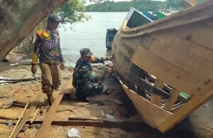 Babinsa Krueng Raya Gotong Royong Perbaiki Bot Nelayan, Wujud Kepedulian TNI kepada Masyarakat Pesisir
