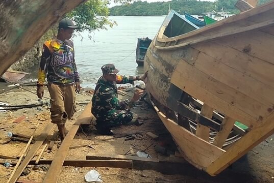 Babinsa Krueng Raya Gotong Royong Perbaiki Bot Nelayan, Wujud Kepedulian TNI kepada Masyarakat Pesisir
