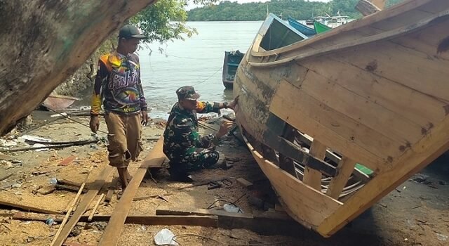 Babinsa Krueng Raya Gotong Royong Perbaiki Bot Nelayan, Wujud Kepedulian TNI kepada Masyarakat Pesisir