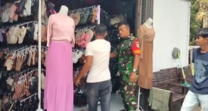Babinsa Krueng Raya Pantau Aktivitas Perdagangan, Wujudkan Rasa Aman bagi Pelaku Usaha dan Pembeli