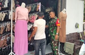 Babinsa Krueng Raya Pantau Aktivitas Perdagangan, Wujudkan Rasa Aman bagi Pelaku Usaha dan Pembeli