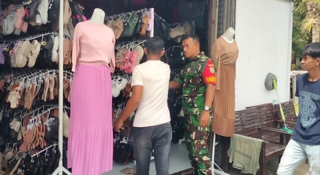 Babinsa Krueng Raya Pantau Aktivitas Perdagangan, Wujudkan Rasa Aman bagi Pelaku Usaha dan Pembeli