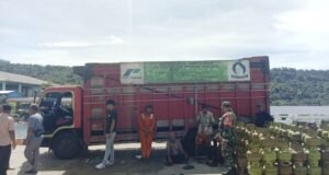 Babinsa Balohan Monitoring Bongkar Muat LPG 3 Kg, Pastikan Pasokan Energi Masyarakat Sabang Tetap Aman