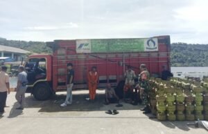 Babinsa Balohan Monitoring Bongkar Muat LPG 3 Kg, Pastikan Pasokan Energi Masyarakat Sabang Tetap Aman