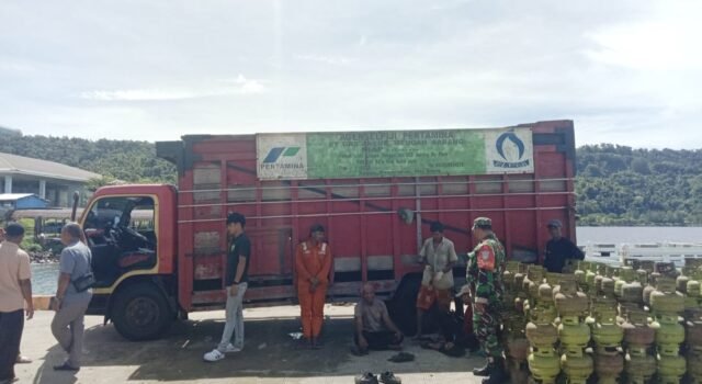 Babinsa Balohan Monitoring Bongkar Muat LPG 3 Kg, Pastikan Pasokan Energi Masyarakat Sabang Tetap Aman
