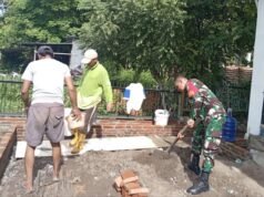 Babinsa Aneuk Laot Bantu Penataan Taman Rumah Produksi Cokelat, Dukung Lingkungan Usaha yang Asri