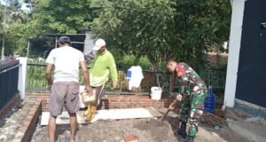 Babinsa Aneuk Laot Bantu Penataan Taman Rumah Produksi Cokelat, Dukung Lingkungan Usaha yang Asri