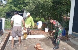 Babinsa Aneuk Laot Bantu Penataan Taman Rumah Produksi Cokelat, Dukung Lingkungan Usaha yang Asri