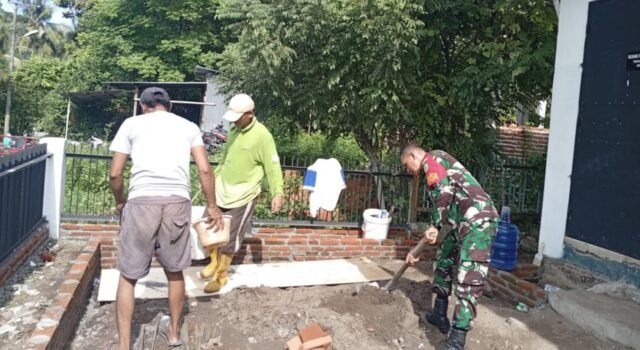 Babinsa Aneuk Laot Bantu Penataan Taman Rumah Produksi Cokelat, Dukung Lingkungan Usaha yang Asri