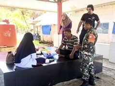 Babinsa Koramil 01/Sukajaya Monitor Pengobatan Gratis untuk Lansia dan Nelayan di Gampong Paya
