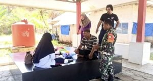 Babinsa Koramil 01/Sukajaya Monitor Pengobatan Gratis untuk Lansia dan Nelayan di Gampong Paya