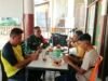Jaga Kekompakan, Babinsa Kuta Barat Laksanakan Komsos dengan Warga, Perkuat Sinergi dan Jaga Kondusivitas Wilayah