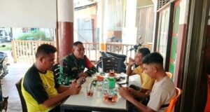 Jaga Kekompakan, Babinsa Kuta Barat Laksanakan Komsos dengan Warga, Perkuat Sinergi dan Jaga Kondusivitas Wilayah