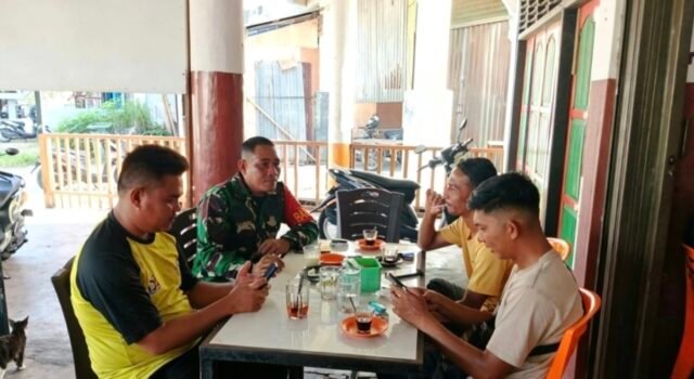 Jaga Kekompakan, Babinsa Kuta Barat Laksanakan Komsos dengan Warga, Perkuat Sinergi dan Jaga Kondusivitas Wilayah
