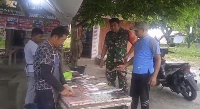 Cek Harga Ikan Laut, Babinsa Ie Meulee Aktif Pantau Kondisi Pangan Masyarakat