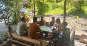 Babinsa Krueng Raya Jalin Keakraban dengan Warga Melalui Komsos, Perkuat Kemanunggalan TNI dan Rakyat