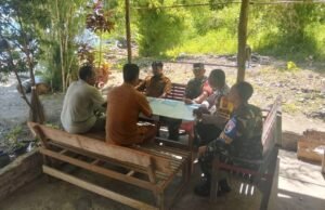 Babinsa Krueng Raya Jalin Keakraban dengan Warga Melalui Komsos, Perkuat Kemanunggalan TNI dan Rakyat