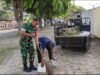 Babinsa Koramil 02/Sukakarya Pimpin Gotong Royong Bersihkan Lingkungan, Tingkatkan Kepedulian Warga
