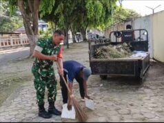 Babinsa Koramil 02/Sukakarya Pimpin Gotong Royong Bersihkan Lingkungan, Tingkatkan Kepedulian Warga