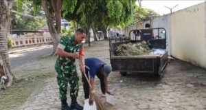 Babinsa Koramil 02/Sukakarya Pimpin Gotong Royong Bersihkan Lingkungan, Tingkatkan Kepedulian Warga