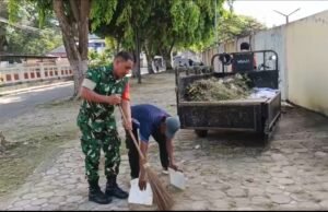 Babinsa Koramil 02/Sukakarya Pimpin Gotong Royong Bersihkan Lingkungan, Tingkatkan Kepedulian Warga