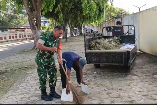 Babinsa Koramil 02/Sukakarya Pimpin Gotong Royong Bersihkan Lingkungan, Tingkatkan Kepedulian Warga