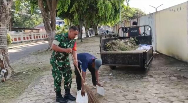 Babinsa Koramil 02/Sukakarya Pimpin Gotong Royong Bersihkan Lingkungan, Tingkatkan Kepedulian Warga