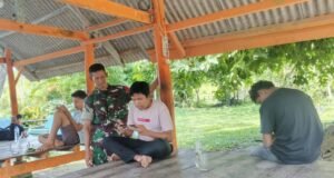 Babinsa Jaboi Ajak Remaja Isi Libur Sekolah dengan Kegiatan yang Positif dan Bijak Dalam Menggunakan Handphone