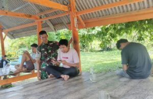 Babinsa Jaboi Ajak Remaja Isi Libur Sekolah dengan Kegiatan yang Positif dan Bijak Dalam Menggunakan Handphone