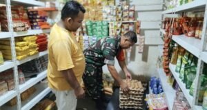 Pantau Stabilitas Harga, Babinsa Iboih Turun Langsung ke Kios Sembako