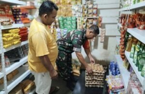 Pantau Stabilitas Harga, Babinsa Iboih Turun Langsung ke Kios Sembako