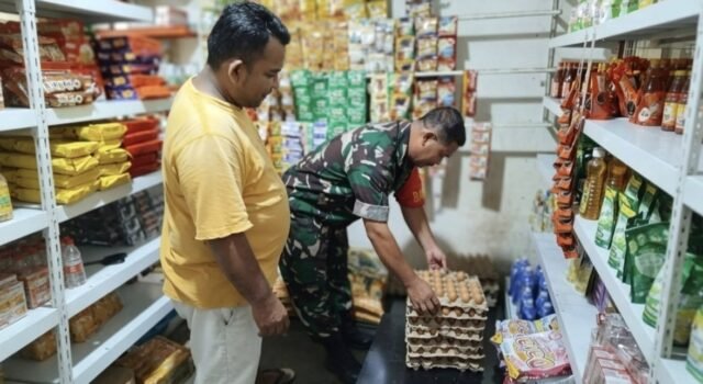 Pantau Stabilitas Harga, Babinsa Iboih Turun Langsung ke Kios Sembako