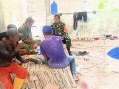 Babinsa Paya Ingatkan Keselamatan Kerja Saat Tinjau Pembangunan Koperasi Merah Putih