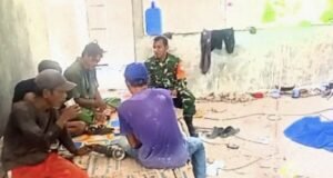 Babinsa Paya Ingatkan Keselamatan Kerja Saat Tinjau Pembangunan Koperasi Merah Putih