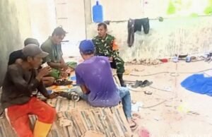 Babinsa Paya Ingatkan Keselamatan Kerja Saat Tinjau Pembangunan Koperasi Merah Putih