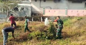 Sinergi Babinsa Krueng Raya Bersama Warga Gelar Jumat Bersih, Wujudkan Lingkungan Gampong yang Sehat dan Asri